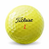 Gele Titleist TruFeel golfballen met logo, het logo van Titleist afgebeeld op de bal