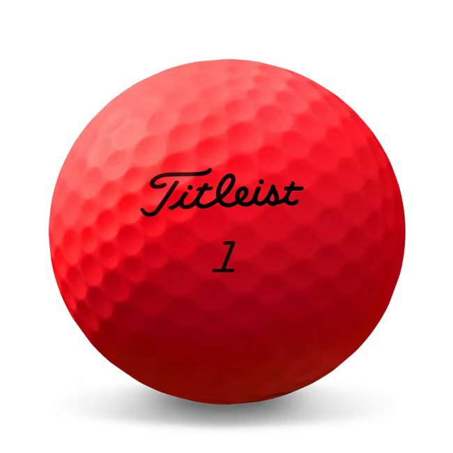 Rode Titleist TruFeel golfballen met logo, het logo van Titleist afgebeeld op de bal