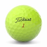 Gele Titleist ProV1x golfballen met logo, het logo van Titleist afgebeeld op de bal