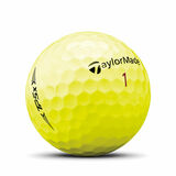 Gele Taylormade TP5x golfballen met logo, het logo van Taylormade afgebeeld op de bal