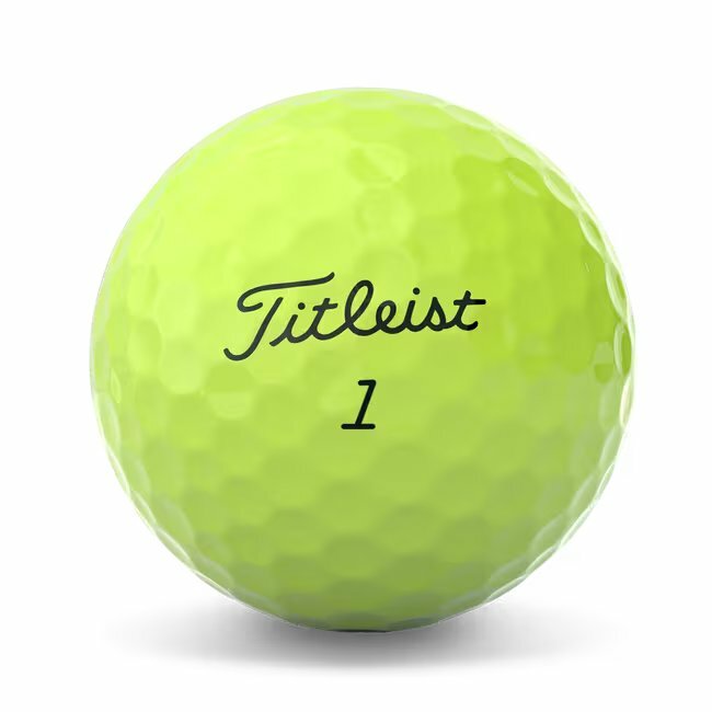 Gele Titleist Tour Soft golfballen met logo, het logo van Titleist afgebeeld op de bal.