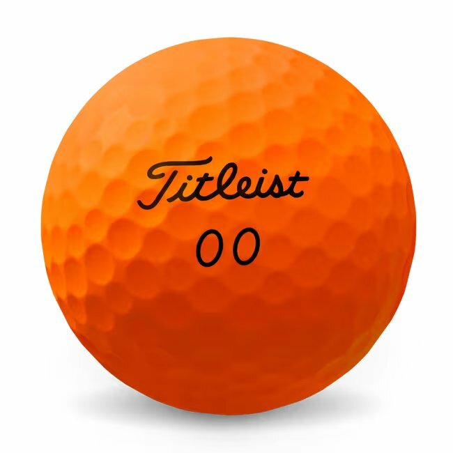 Oranje Titleist Velocity golfballen met logo, het logo van Titleist afgebeeld op de bal