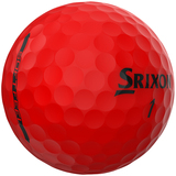 Rode Srixon Soft Feel Brite golfballen met logo, het logo van Srixon afgebeeld op de bal met het lijntje op de golfbal